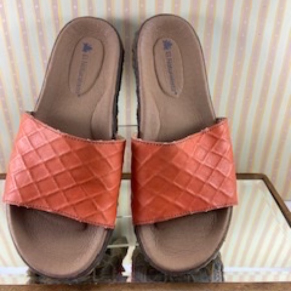 El Naturalista Orange Slides - Picture 3 of 15